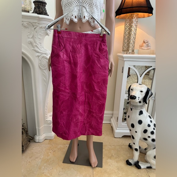 Elegant Pink Women's Italian Leather Skirt - Picture 2 of 10